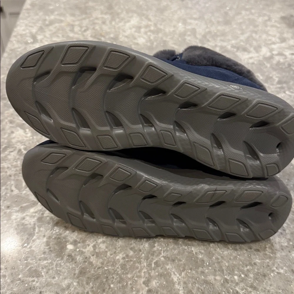 New, never worn Skechers faux fur lined boots. - Picture 6 of 6